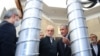 Iranski predsjednik Masoud Pezeshkian (lijevi u sredini) i šef Atomske energetske organizacije Irana (AEOI) Mohammad Eslami (u sredini desno) u Teheranu, 9. 4. 2025.