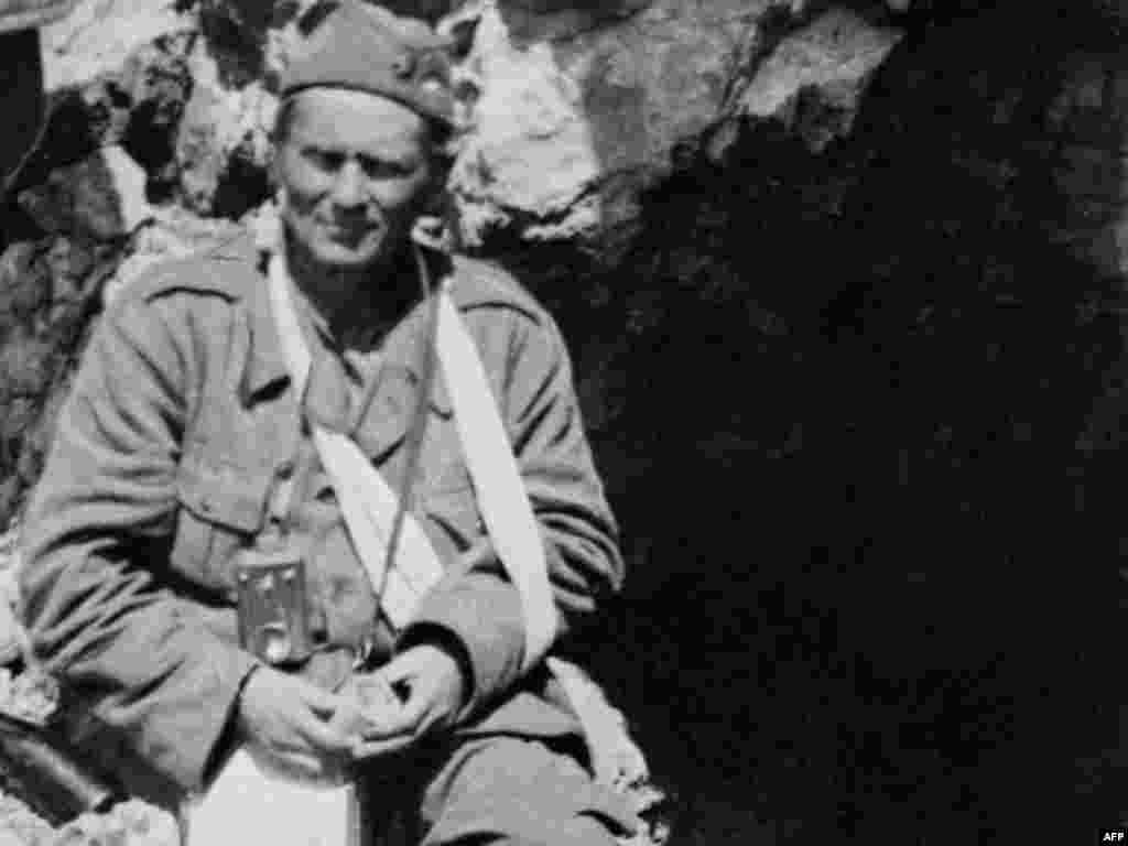 Дар тобистони соли 1943 ҳангоме ки раҳбари партизанҳои югославӣ бар зидди фашистони олмонӣ буд, дар Босния захмин шуда буд.