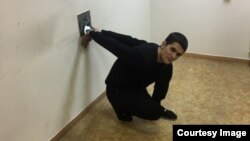 Гражданин Узбекистана Камрон Усманов, прикованный наручниками к металлическому кольцу на стене помещения в здании Мосгорсуда. 