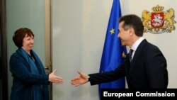 Վրաստանի վարչապետ Բիձինա Իվանիշվիլին ողջունում է Եվրամիության արտգործնախարար Քեթրին Էշթոնին, Թբիլիսի, 26-ը նոյեմբերի, 2012թ.