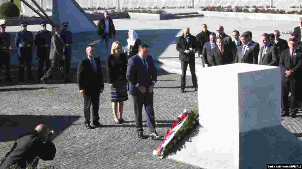 Prilikom održavanja donatorske investicijske konferencije za Srebrenicu 2015. godine, Milorad Dodik, kao predsjednik bosanskohercegovačkog entiteta Republika Srpska (RS), Željka Cvijanović, premijerka RS-a i Dragan Lukač, ministar unutrašnjih poslova RS-a, odali su&nbsp;počast žrtvama genocida u Srebrenici, 16. april.