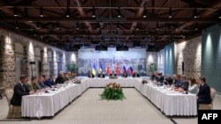 Ova fotografija, koju je objavilo tursko Ministarstvo inostranih poslova 16. maja 2025. godine, prikazuje turskog ministra inostranih poslova Hakana Fidana (u sredini), rusku delegaciju (desno) i ukrajinsku delegaciju (lijevo) na sastanku mirovnih pregovora.