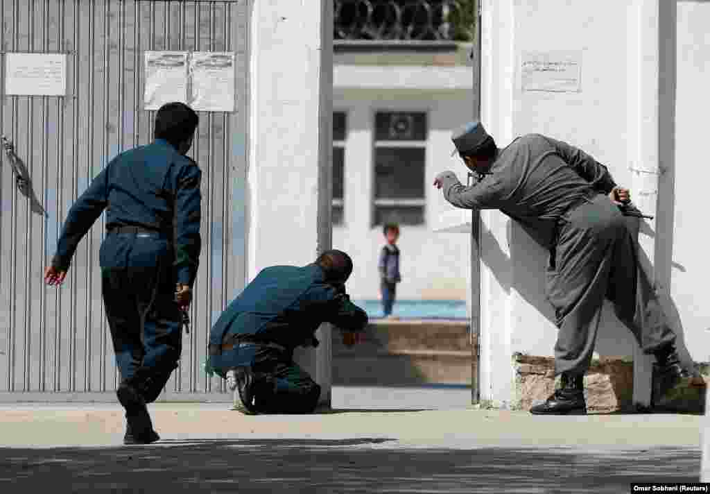 Avganistanska policija pokušava da spasi dete u toku napada militanata na šiitsku džamiju u Kabulu 25. avgusta 2017. godine (Reuters/Omar Sobhani)&nbsp; &nbsp;