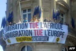 Iz Francuske se ekstremno desničarski pokret Identitaraca raširio Evropom (protest Generacije identitaraa tokom kojeg je na Uredu Evropske komisije u Parizu okačen natpis: 'Emigracija je ubila Afriku, imigracija će ubiti Evropu'