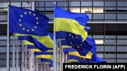 Zastave Ukrajine i EU ispred zgrade Evropskog parlamenta u Strazburu, 7. mart 2022.