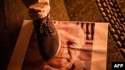 Pristalice predsednika Turske gaze po fotografijama Fetulaha Gulena na protestima u Istanbulu 2016. godine
