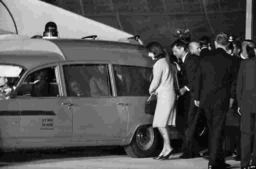 Tijelo Johna F. Kennedyja dopremljeno je u zračnu bazu Andrews u predgrađu Washingtona u pratnji udovice&nbsp;Jacqueline Kennedy i brata ubijenog predsjednika i državnog tužioca Roberta Kennedyja.
