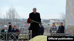 Президент Кыргызстана Алмазбек Атамбаев возложил цветы к могиле первого президента Узбекистана Ислама Каримова. Самарканд, 24 декабря 2016 года.