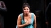 Anna Netrebko mulțumind publicului în teatrul La Scala din Milano în 2019.