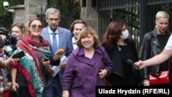 სვეტლანა ალექსიევიჩი ბელარუსის საგამოძიებო კომიტეტში ვიზიტის შემდეგ, 2020 წლის აგვისტო, მინსკი.