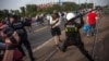 Еольская полиция разгоняет российский и польских фанатов в Варшаве, 12 июня 2012