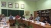 Прадстаўнікі гарвыканкаму і настаўнікі. У сярэдзіне Андрэй Кунцэвіч: «Давайце разьбірацца, чаму беларускамоўная кляса не папаўняецца»