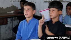 Djeca avganistanskih izbeglica pohađaju nastavu u izbegličkom kampu u blizini Pešavara u Pakistanu.