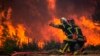 Пожежники борються з лісовим вогнем у районі Ла-Тест-де-Бюш, південний захід Франції, 18 липня 2022 року