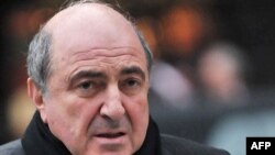 Борис Березовский у входа в высокий суд Лондона, где он сегодня стал богаче на 150 тысяч фунтов за счет ВГТРК