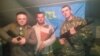 Алексей Гиренко (в центре) с сослуживцами на фоне флага крымско-татарского народа перед отправкой в зону АТО