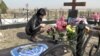 Віталіна Бордова на могилі чоловіка Сергія Бордова, загиблого в Сирії. Сімферополь, 18 жовтня 2017 року
