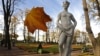 Санкт-Петербург и сам популярен у туристов