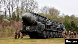 Interkontinentalna balistička raketa na čvrsto gorivo (ICBM) Hwasong-18 i njena lansirna rampa na neodređenoj lokaciji u Sjevernoj Koreji (foto arhiv)