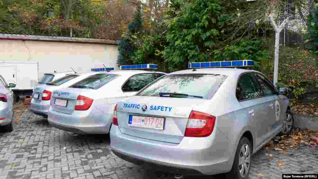 Reč je o vozilima Policije Kosova parkiranim ispred policijske stanice u Zvečanu &ndash; jednoj od četiri opštine na severu, naseljenoj većinom Srbima. Regionalni direktor Policije na severu Nenad Đurić izjavio je 3. novembra da policajci na severu neće poštovati odluku Vlade Kosova o registarskim tablicama. Dan kasnije, Đurić je suspendovan sa te funkcije.