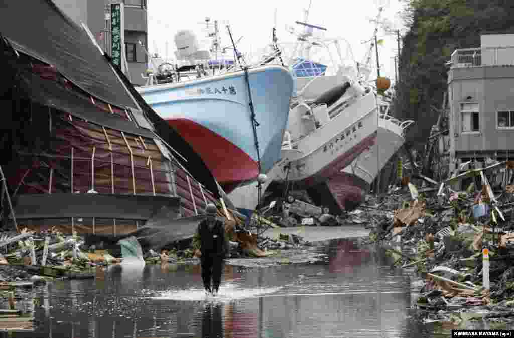 Ribarski brodovi nasukani nu cunamijem opustošenom lučkom gradu Kesenuma, u disktriktu Šišiori, na severu Japana, 28. april 2011. godine