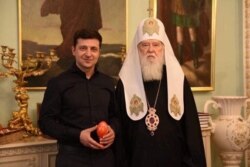 Predsjednik Volodimir Zelenski (lijevo) i patrijarh Filaret poziraju za fotografisanje tokom sastanka u Kijevu 30. aprila.