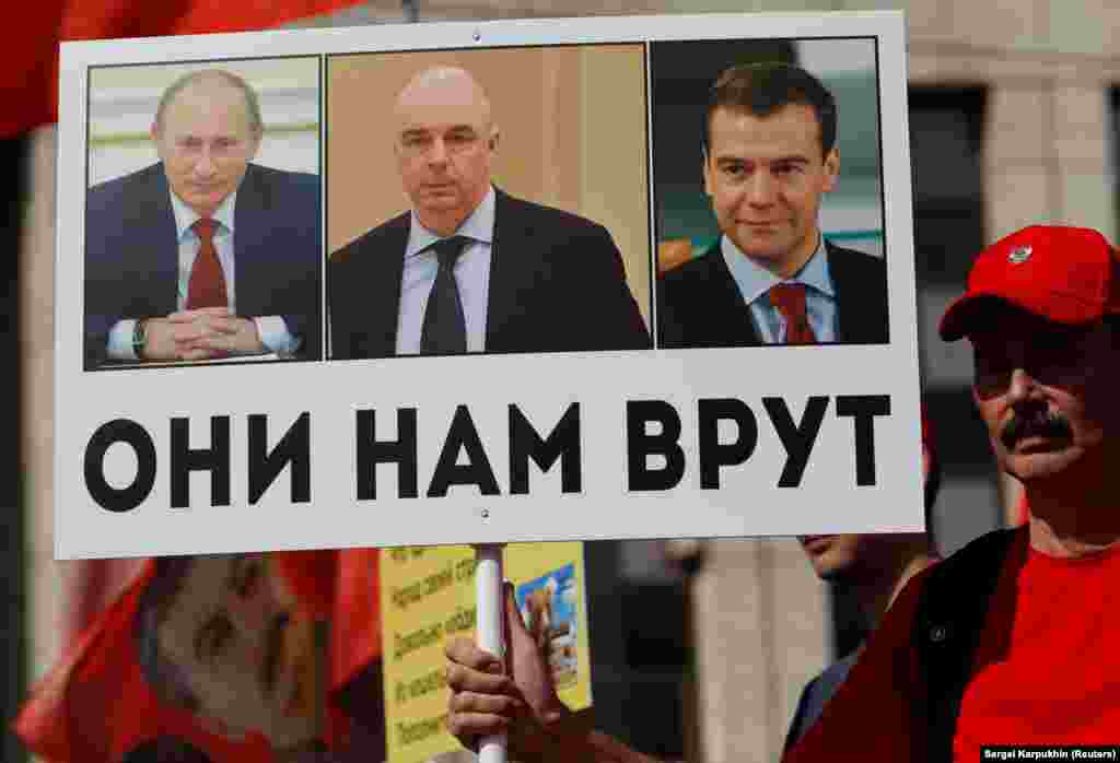 Protesti protiv povećanja starosne dobi za odlazak u penziju od 2. septembra, 2018. na kojima transparent pokazuje Putina, Medvedeva i ministra finansija Antuna Siluanova sa natpisom “Oni nas lažu”. 