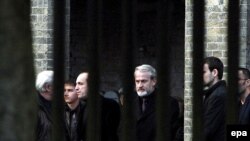 Ахмед Закаев (в центре) на похоронах Александра Литвиненко