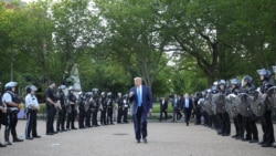 Predsednik SAD pokazuje pesnicu policiji u parku Lafajet u Vašingtonu
