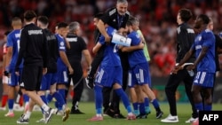 "Qarabağ"ın futbolçuları və məşqçilər korpusu "Benfika" üzərində qələbəni bayram edirlər.
