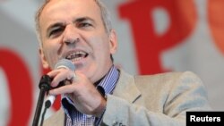 Гарри Каспаров выступает во время митинга после акции "Марш миллионов" 15 сентября 2012 года