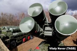 Ministar vanjskih poslova Turske Mevlut Cavusoglu kazao je na samitu NATO-a kako je "sporazum o kupnji sistema S-400 gotov posao i da njegova zemlja neće povući odluku"