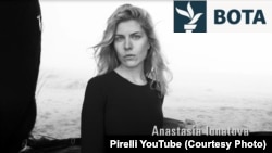 Anastasia Ignatova, thjeshtra e shefit ekzekutiv të konglomeratit shtetëror rus Rostec, u shfaq së bashku me yjet e Hollivudit në kalendarin e vitit 2017 të kompanisë së gomave Pirelli.