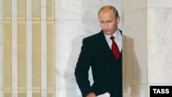 Всегда в полоборота к действительности