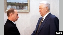 Boris Jeljcin prilikom imenovanja Vladimira Putina za vršioca dužnosti premijera Rusije u rezidenciji Gorki 9, u Moskvi, 10. novembra 1998.
