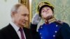 Владимир Путин минава покрай гвардеец преди пресконференцията си в Москва, 13 март 2025 г.