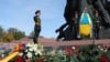 Ілюстративне фото. Квіти біли пам'ятника жертвам розстрілів у Бабиному Яру. Київ, Україна, жовтень 2011 року