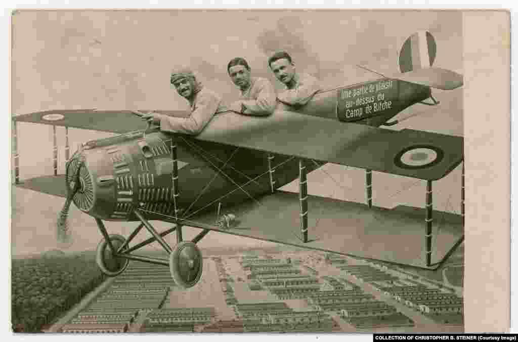 Mnoge zapadnjačke slike delovale su komično. Avijatičari se nameštaju dok fotograf odbrojava sekunde do slikanja. Na francuskom je na avionu ispisano, zanimljivi momenat iznad Kampa Bič, koji je vojni kamp na istoku Francuske. &nbsp; &nbsp;