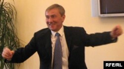 Поки що Черновецький продовжує «танцювати»…