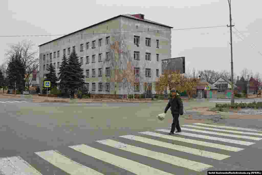 Stariji meštanin Vasil prelazi praznu ulicu u Pokrovsku. &quot;Moji prijatelji su otišli ​​u Dnjepropetrovsku oblast&quot;, ​​kaže nam. &quot;Siromašni svuda pate. Ljudi nikome nisu potrebni. Ovo je borba za teritoriju, a ne za ljude. Imam 81 godinu. Mislim da će, ako (Rusi) zavedu red, biti grejanja, gasa i tako dalje. Veoma sam iskren, ali ljudi će proći kroz pakao da prežive (do tada).&quot;