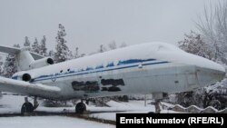Чагымчыл жазуулар шаардын чок ортосундагы Навои паркына коюлган учактын бооруна да жазылган.