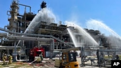 Ruski vatrogasci gase požar u postrojenju za preradu nafte u regionu Rostova na Donu posle udara ukrajinskih dronova, 22. jun 2022.