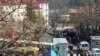 Protestuesit serbë duke hyrë në gjykatën e Mitrovicës, 14 mars 2008