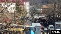 Protestuesit serbë duke hyrë në gjykatën e Mitrovicës, 14 mars 2008