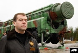 Дмитро Медвєдев поруч з ракетним комплеком «Тополь РС-12М»