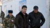 Кадыра Досонова (в центре) ведут для переговоров с начальством СИЗО во время тюремного бунта, Ош, 20 января 2012 года.
