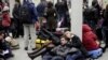 Пассажиры "Евростара" в ожидании своего поезда.