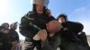 Міліція затримує прихильника опозиції на мітингу 18 травня у Києві