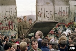 'Konačno Ustav SFRJ od 1974. potpuno je razlabavio Federaciju a republike i pokrajine podigao na stepen država. Federalna kohezija je potpuno oslabila. Istovremeno, menjale su se i spoljnje okolnosti. Potom je došlo do pada Berlinskog zida (na fotografiji) i, konačno, pada socijalizma kao društvenog sistema.'