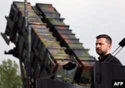 Ukrajinski predsednik Volodimir Zelenski pored protivraketnog sistema Patriot.